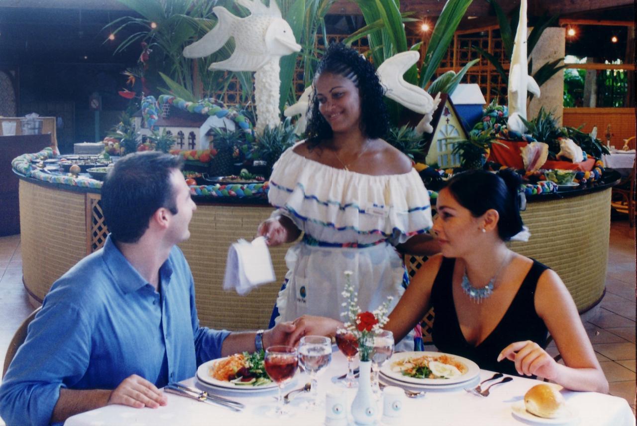 Natura Park Beach & Spa Eco Resort Punta Cana Exterior photo A waitress serving guests at a restaurant
